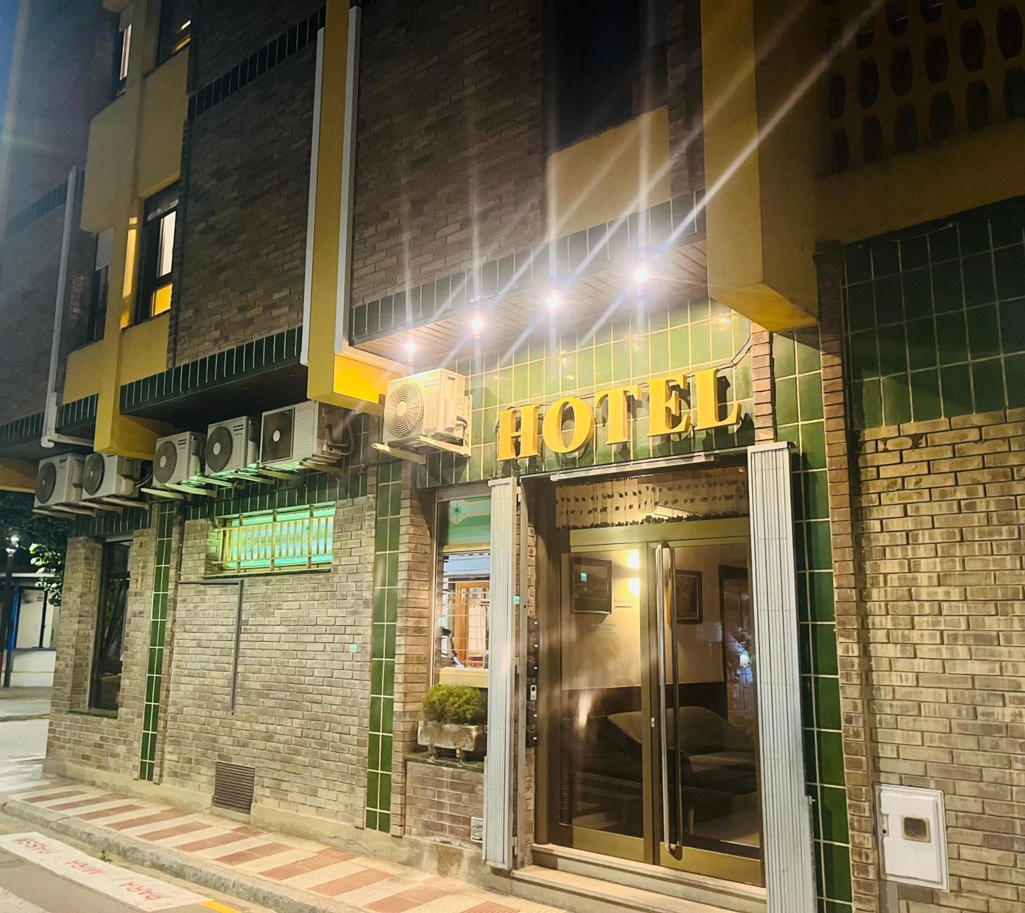Hostal Tarres Anglés Exterior foto